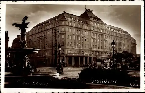 Foto Ak Pozsony Pressburg Bratislava Slowakei, Hotel Savoy, Straßenpartie, Brunnen