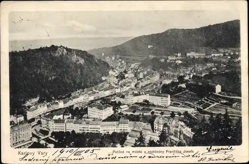 Ak Karlovy Vary Karlsbad Stadt, Totalansicht der Ortschaft, Fliegeraufnahme