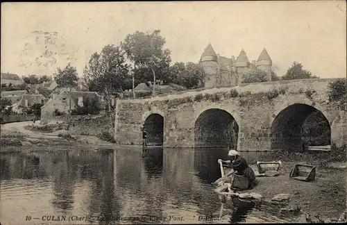 Ak Culan Cher, Le Chateau et le Vieux Pont, Frau beim Waschen, Brücke
