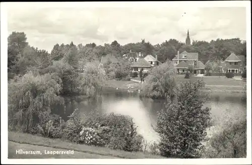 Ak Hilversum Nordholland Niederlande, Laapersveld, Sint Vituskerk, Häuser, See