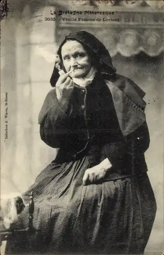 Ak Vieille Femme de Lorient, rauchende Frau in bretonischer Tracht