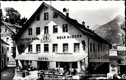 Ak Reutte in Tirol, Hotel Goldene Glocke