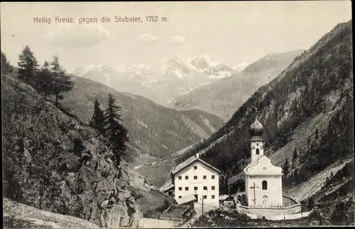 Ak Heiligkreuz Sölden in Tirol, Kapelle, Blick gegen die Stubaier Berge