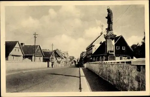 Ak Mimoň Niemes Region Reichenberg, Straßenpartie, Statue