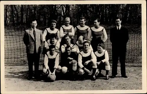Foto Ak Fußballmannschaft, Gruppenaufnahme mit Trainer 1954