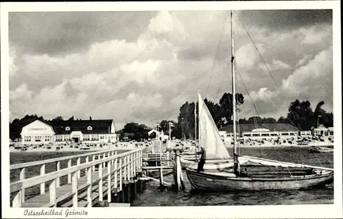 Ak Ostseebad Grömitz in Holstein, Anlegestelle, Segelboot, Blick zum Strand