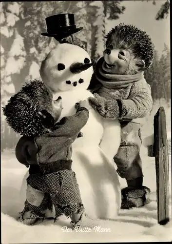 Ak Mecki der Igel, Der dritte Mann, Mecki mit Sohn bauen einen Schneemann