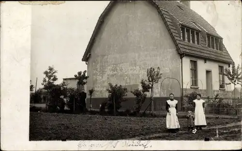 Foto Ak Rhadern Lichtenfels Hessen, Frauen und Kind vor einem Wohnhaus