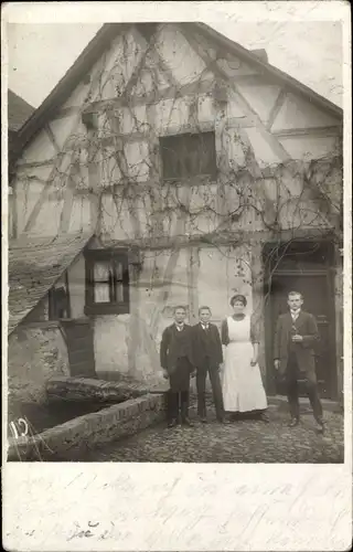 Foto Ak Weimar an der Lahn Hessen, Familie vor einem Wohnhaus