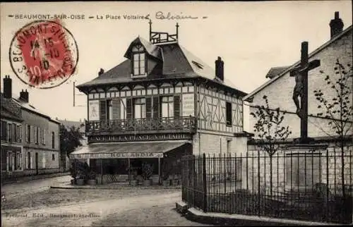 Ak Beaumont sur Oise Val d´Oise, La Place Voltaire, Cafe de la Place Voltaire, Calvaire