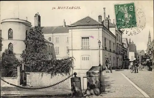 Ak Montargis Loiret, Stadtpartie, Kirchturm, Häuser, Passanten