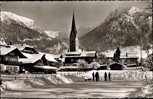 Ak Oberstdorf im Oberallgäu, Blick auf den Ort, Winteransicht, Eisstockschießen, Eisbahn