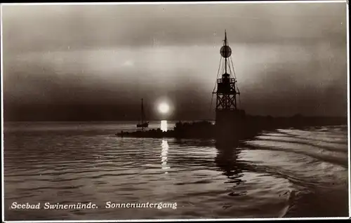 Ak Świnoujście Swinemünde Pommern, Sonnenuntergang, Signalturm