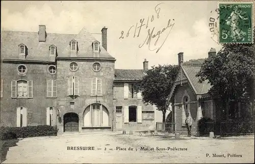 Ak Bressuire Deux Sèvres, Place du 5 Mai et Sous Préfecture