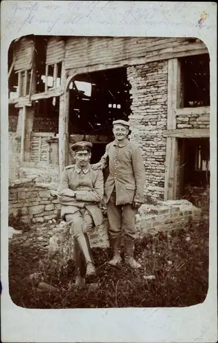 Foto Ak Zwei deutsche Soldaten in Uniformen vor einer Hausruine, I WK