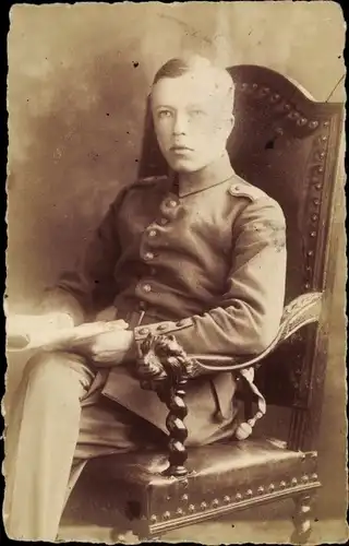 Foto Ak Soldat in Uniform, Sitzportrait