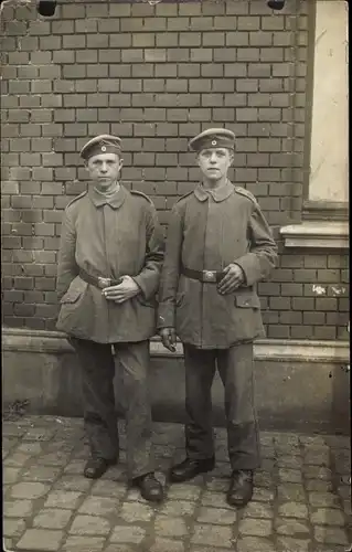 Foto Ak Zwei junge deutsche Soldaten in Uniformen, Standportrait, I WK