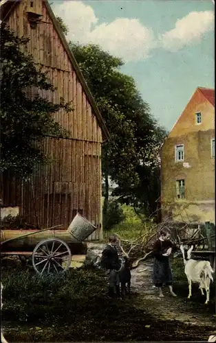 Ak Zwei kleine Jungen mit Ziegen vor einer Scheune