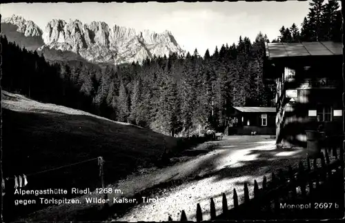 Ak Ellmau am Wilden Kaiser in Tirol, Alpengasthütte Riedl, Blick gegen Törlspitzen