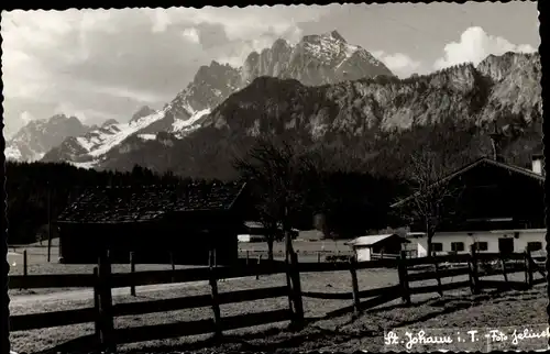 Foto Ak Sankt Johann in Tirol, Teilansicht, Bauernhaus, Gebirge