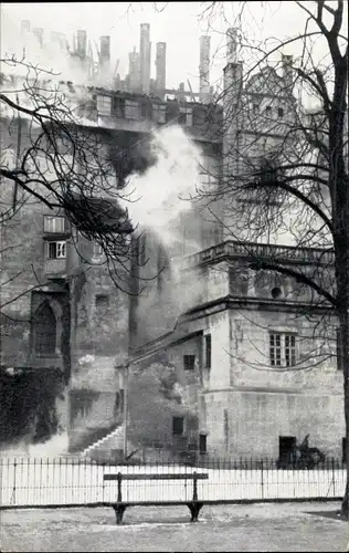 Ak Stuttgart in Baden Württemberg, Brand des Alten Schlosses, 1931, brennende Mittelfront