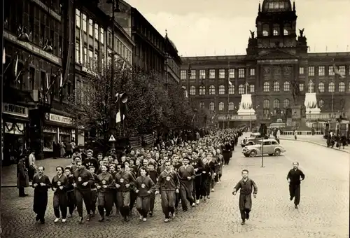 Ak Praha Prag, Spartakiade 1955, Turnergruppe auf einer Straße