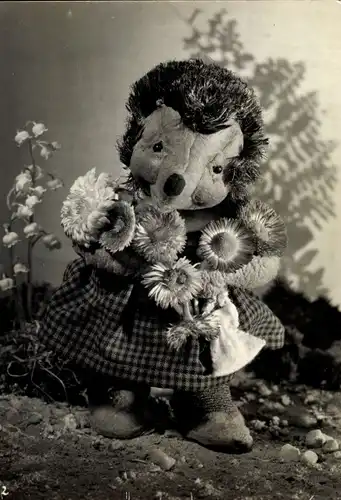 Ak Igelkarten Serie, Künstlerpuppen von Curt Meissner, Igelin mit Blumen