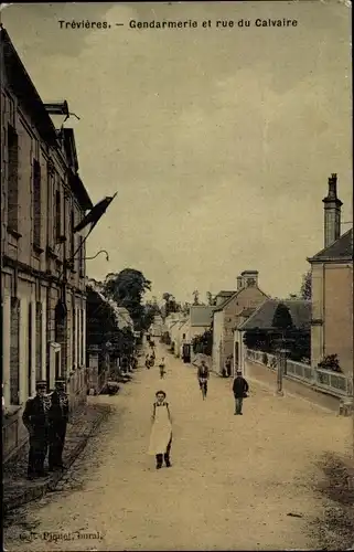 Ak Trévières Calvados, Gendarmerie et rue du Calvaire, Polizisten