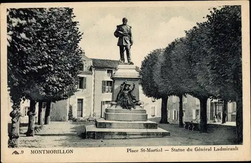 Ak Montmorillon Vienne, Place Saint Martial, Statue du General Ladmirault