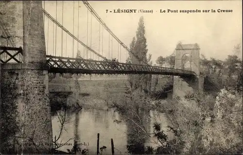 Ak Lésigny Vienne, Le Pont suspendu sur la Creuse