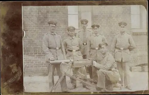 Foto Ak Deutsche Soldaten in Uniformen mit MG, Maschinengewehr, I WK