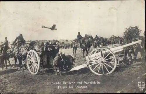 Ak Soissons Aisne, Französische Artillerie und Kampfflugzeug, Geschütze, Reiter, I WK