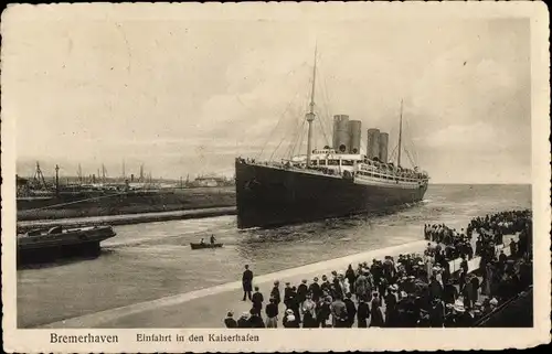 Ak Bremerhaven, Dampfschiff bei der Einfahrt in den Kaiserhafen, SMS Kaiser Wilhelm der Große