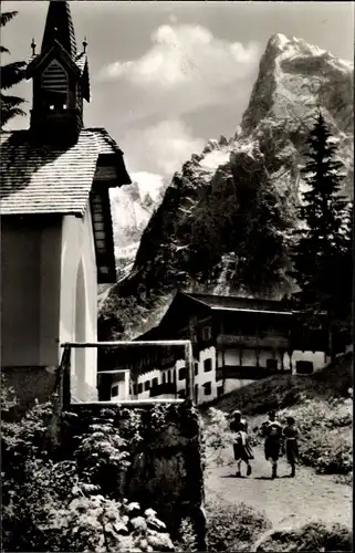 Ak Hinterbärenbad in Tirol, Kaisertal, Kirche, Bergpanorama, kleiner Halt