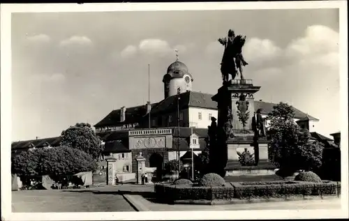 Ak Lázně Poděbrady Bad Podiebrad Region Mittelböhmen, Teilansicht, Monument