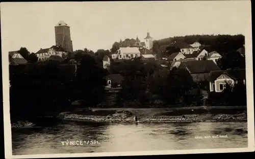 Ak Týnec nad Sázavou Teinitz Mittelböhmen, Flusspartie, Blick auf den Ort