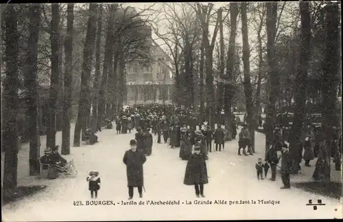 Ak Bourges Cher, Jardin de l'Archeveche, La Grande Allee pendant la Musique