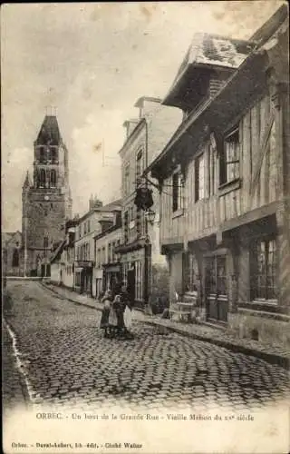 Ak Orbec Calvados, Un bout de la Grande Rue, vieille Maison du Xve siecle