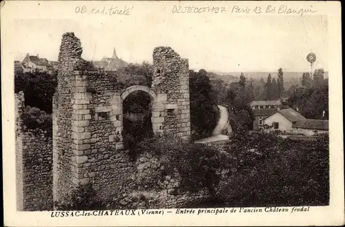 Ak Lussac les Châteaux Vienne, Entree principale de l'ancien Chateau feodal