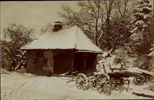 Foto Ak Gremsmühlen Malente in Ostholstein, Alter Karren, Schuppen, Schnee, Fotograf J. Hagen