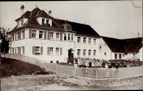 Foto Ak Gutenzell-Hürbel Oberschwaben, Kinder vor der Schule