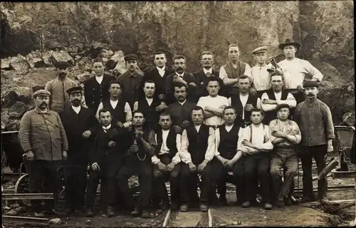 Foto Ak Stollberg im Erzgebirge, Steinbruch, Arbeiter, Gruppenportrait