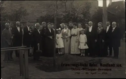 Foto Ak Remscheid im Bergischen Land, Erinnerungs Eiche Heinr. Wendlandt sen., Gruppenfoto,30.4.1916