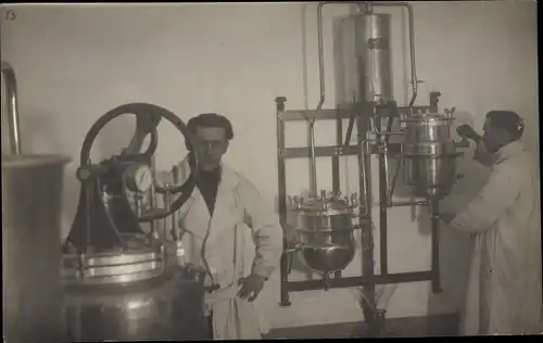 Foto Ak Tschechisches bakteriologisches Feldlabor, Extraktion des Impfstoffes