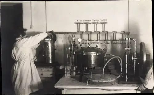 Foto Ak Tschechisches bakteriologisches Feldlabor, Zentrifuge, Sterilisation eines Impfstoffes