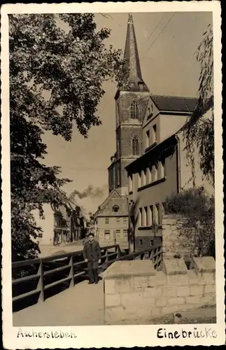 Foto Ak Aschersleben im Salzlandkreis, Einebrücke mit Kirche