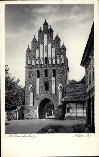 Ak Neubrandenburg in Mecklenburg Vorpommern, Neues Tor, Straßenpartie