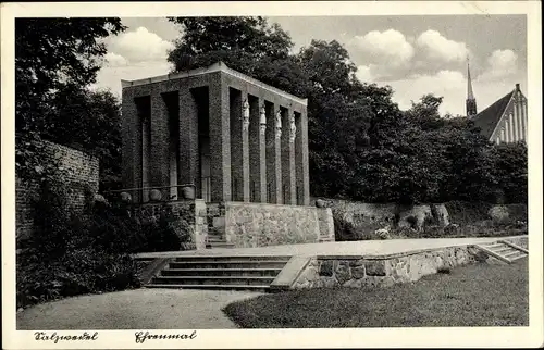 Ak Salzwedel in der Altmark, Blick auf das Ehrenmal, Kirchturm