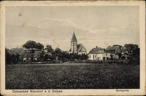 Ak Niendorf Timmendorfer Strand in Ostholstein, Dorfpartie, Kirche