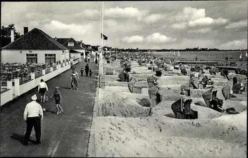 Ak Kellenhausen in Holstein, Strandpromenade, Personen spielen Federball